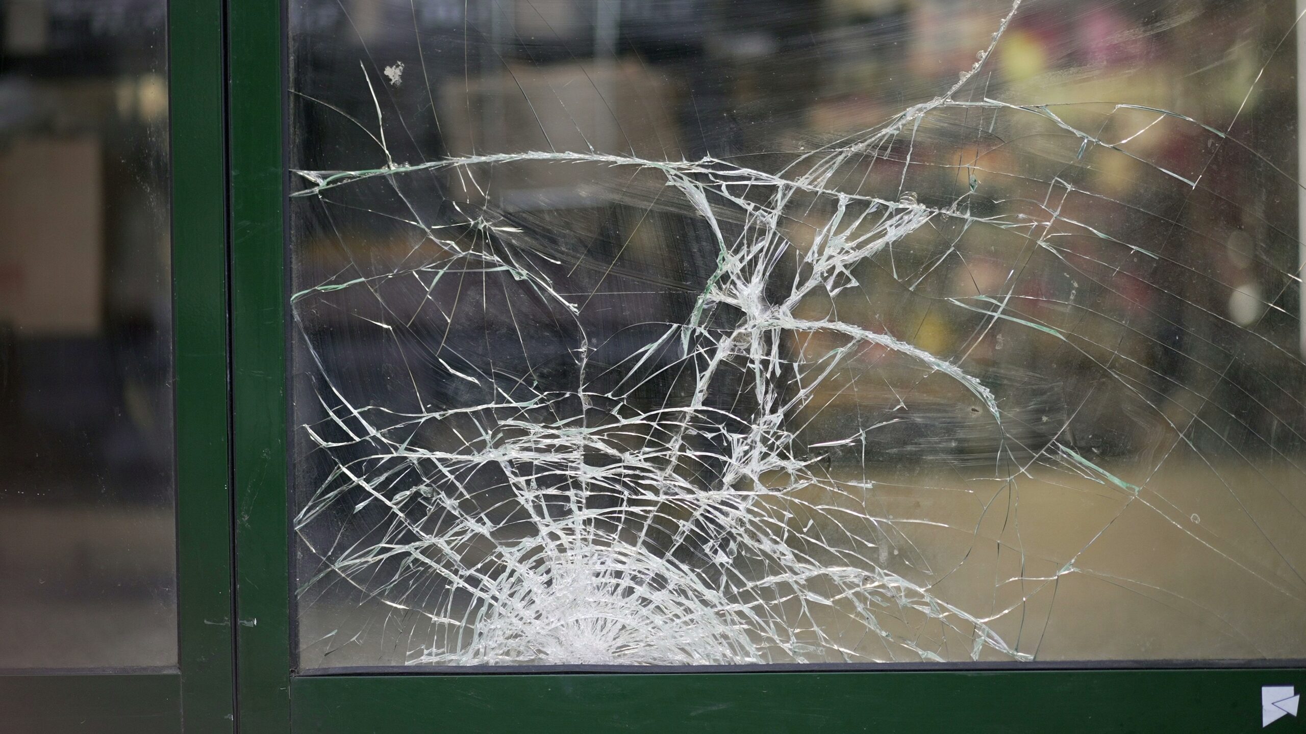 Vitrine brisée avant remplacement – AMA Miroiterie, Hendaye